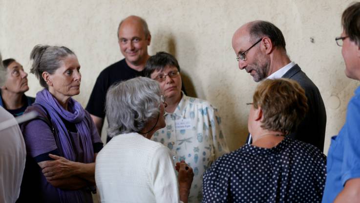 Josef Braun im verständnisinnigen Gespräch mit dem Publikum 