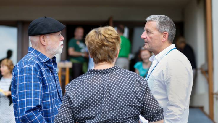 Rolf Wetzel im Gespräch vor der Kirche