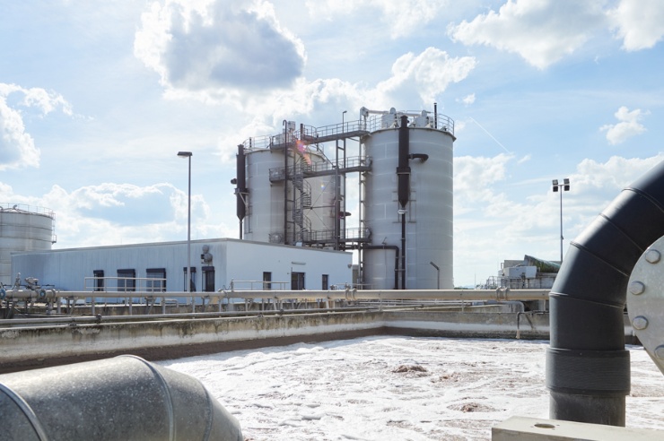 Großes Wasserbecken, im Hintergrund die Gastanks