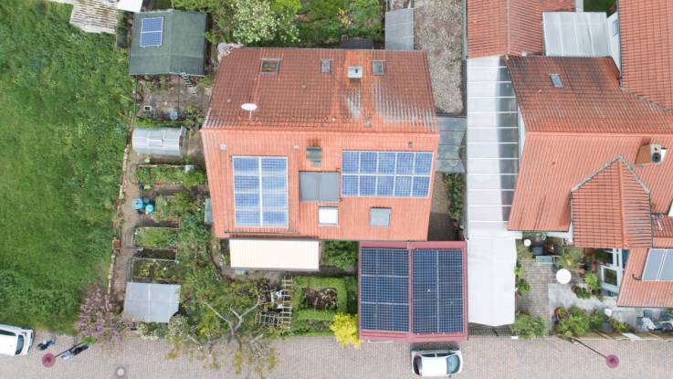 Einfamilienhaus mit vielen PV-Modulen aus der Vogelperspektive