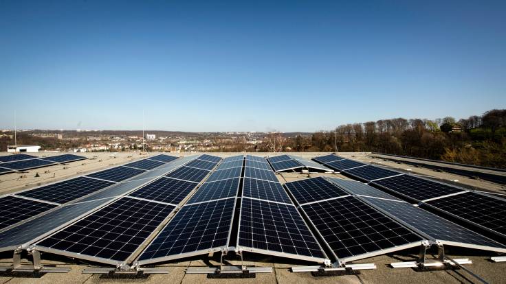 Eine neue PV Anlage auf einem Flachdach