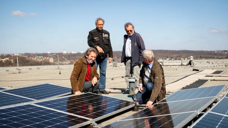 Vier Männer begutachten PV Module