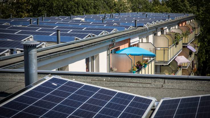 PV-Anlagen auf den Flachdächern der Wohnanlage