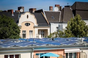 PV Anlagen auf dem Dach eines Mietshauses in Berlin Neukölln