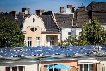 PV-Anlagen auf dem Dach eines Mietshauses in Berlin-Neukölln