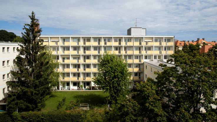 Gartenansicht auf die Fassade des Altenheimes.