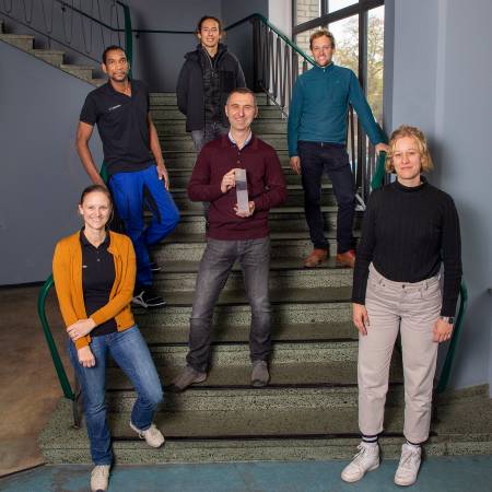 Das Team von betteries steht mit coronakonformen Abständen auf der Treppe.