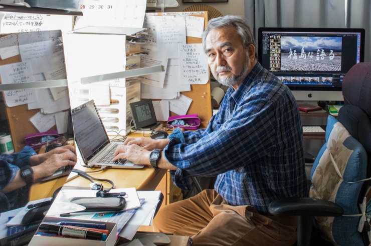 Herr Toshikuni Doi sitzt auf einem bequemen Bürostuhl in seinem Arbeitszimmer.