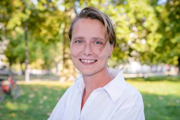 Portrait einer jungen Frau in einem Park im Sommer.