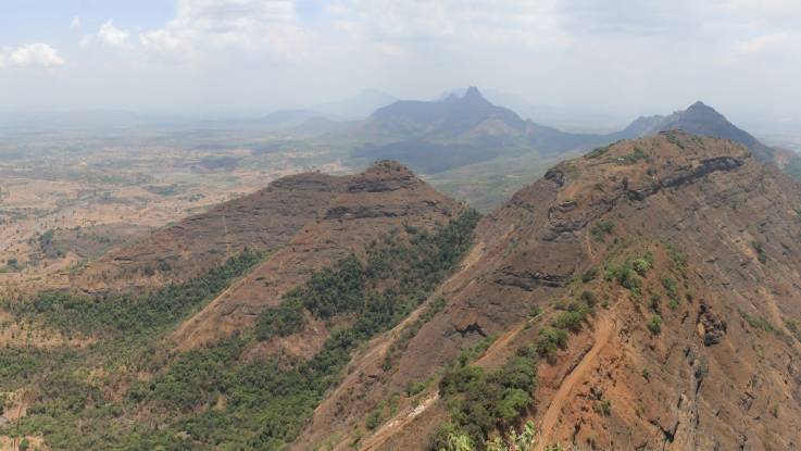 Eine zerklüftete Gebirgslandschaft mit ausgetrockneter Vegetation.