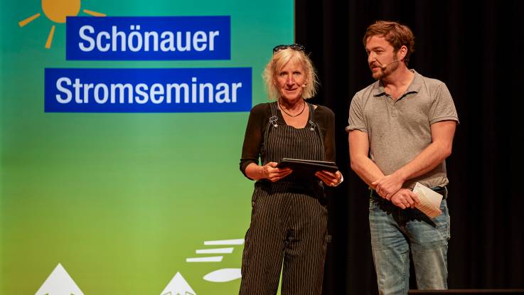 Eva Stegen und Sebastian Sladek stehen gutgelaunt nebeneinander auf der Bühne.