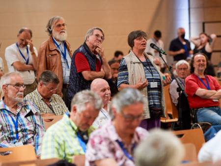 Vor dem Mikrofon im Saal stehen mehrere Zuschauer Schlange