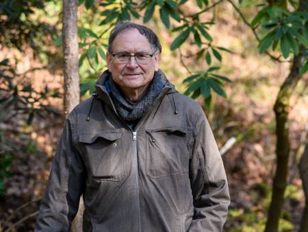 Portrait eines mittelalten Mannes im Wald. 