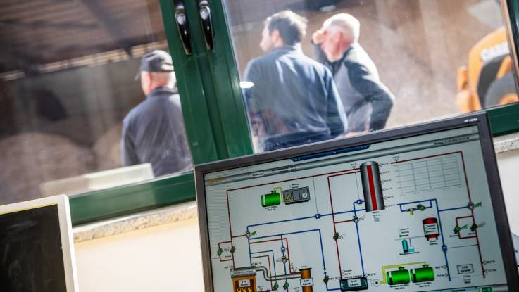 Blick in die Leitwarte des Heizwerks: Auf einem Bildschirm werden die technischen Parameter der Anlage angezeigt.