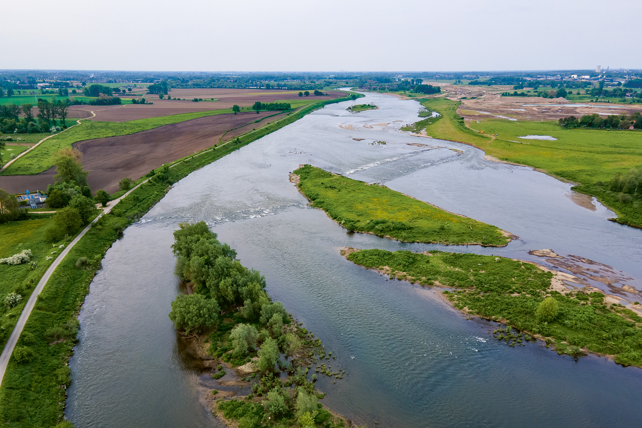 Luftaufnahme einer verzweigten Flusslandschaft.