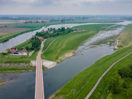 Eine Flusslandschaft mit Nebenfluss, Insel und Überflutungsfläche.