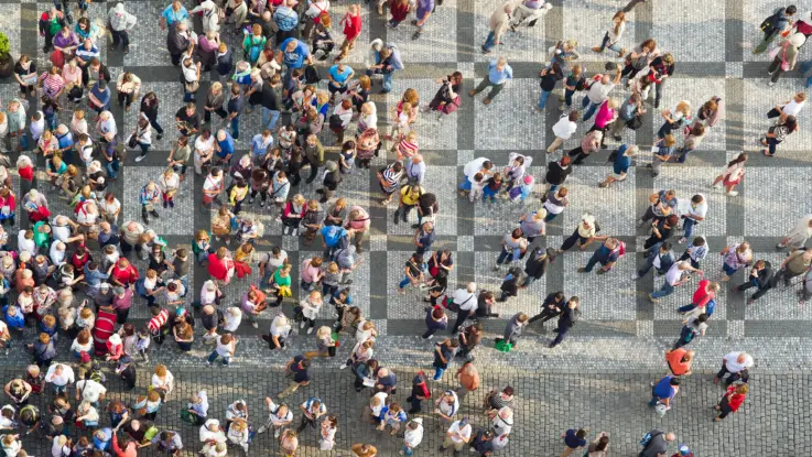 Viele Menschen auf einem Platz, von oben fotografiert.