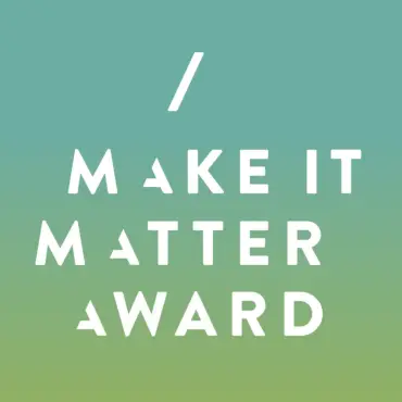 Das Logo des Make It Matter Awards: weiße Versalien auf einem Hintergrund mit grünem Farbverlauf. 