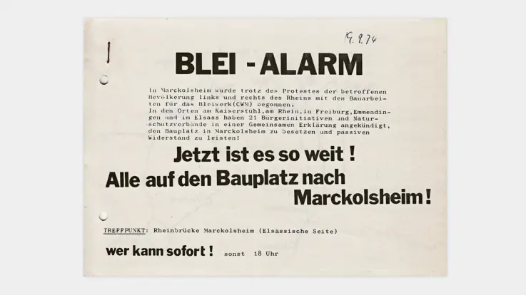 Auf einem abfotografierten Aushang steht fett geschrieben: „Blei-Alarm – alle auf den Bauplatz nach Marckolsheim!“