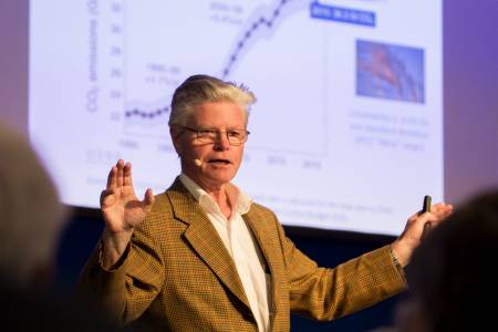 Prof. Dr. Hartmut Graßl beim Stromseminar