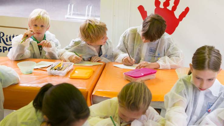 Kinder entwerfen Schokoverpackungen beim Stromseminar 2017